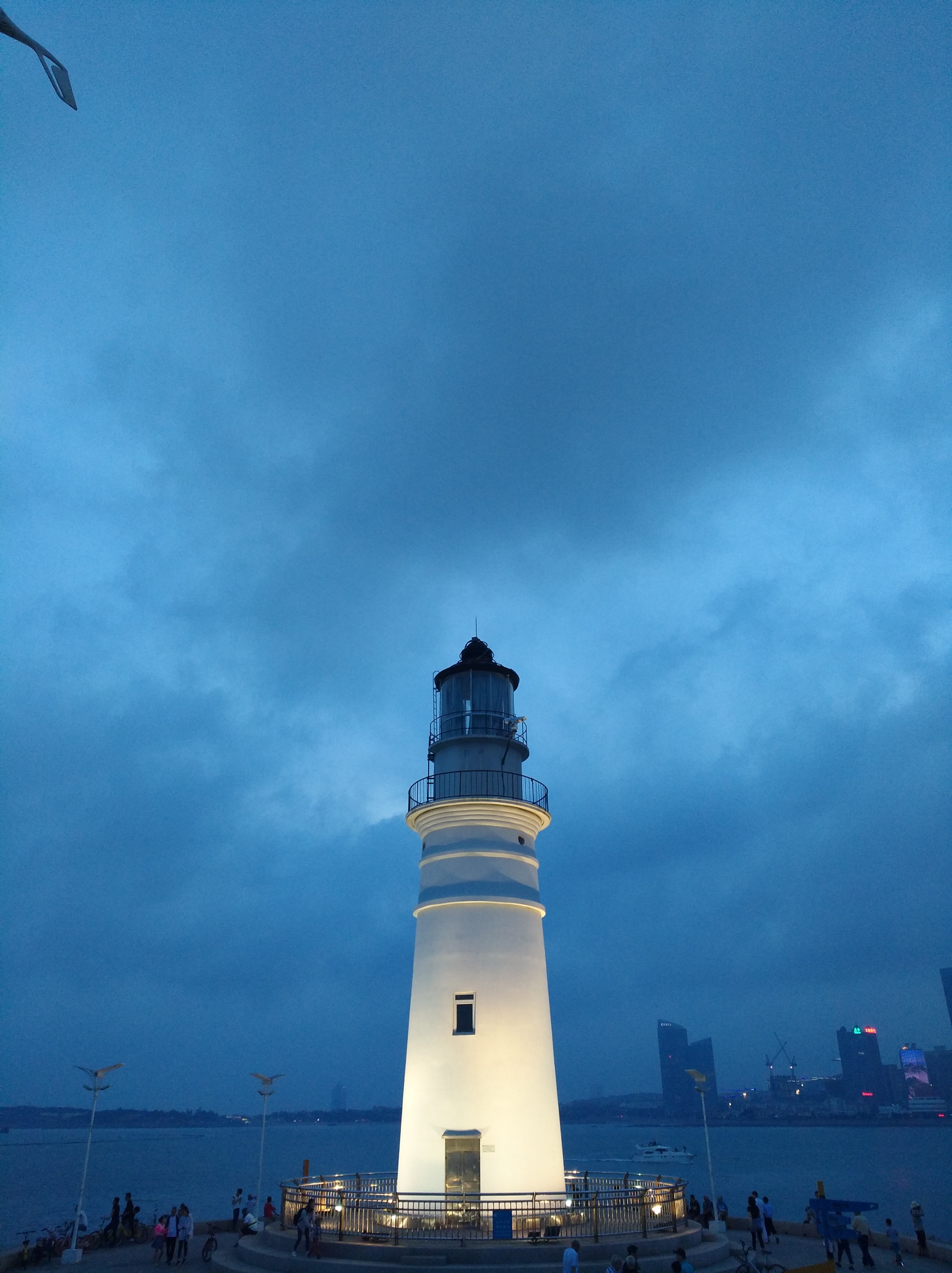 青岛奥帆中心情人坝东边的石头海滩