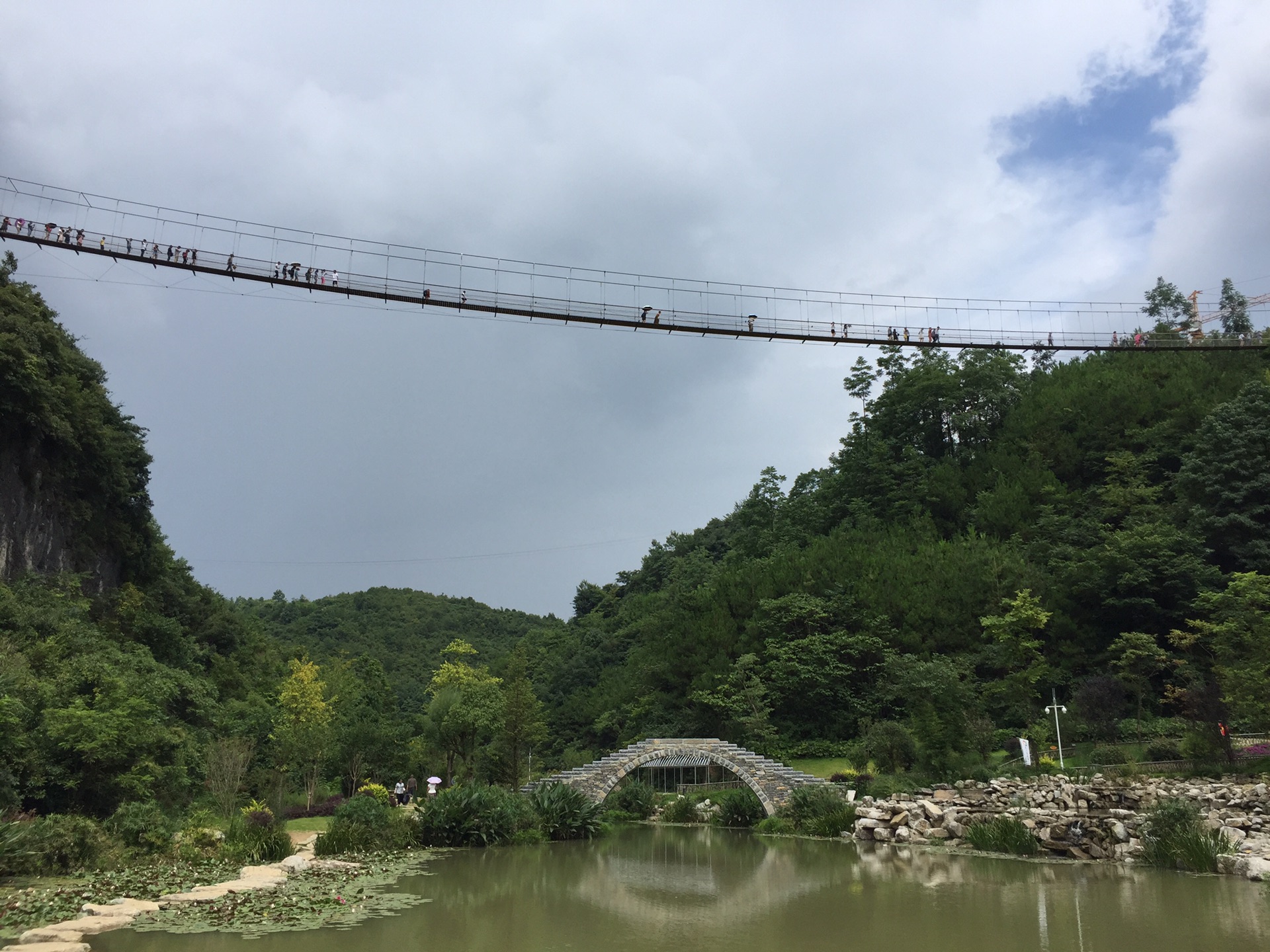 位于龙里县双龙小镇的巫山峡谷景区仅小长假第一天,也是该景区开放