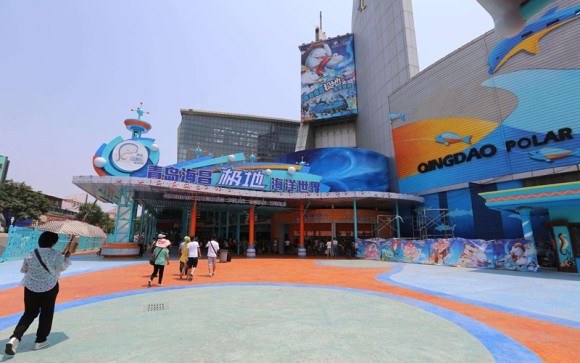 您需要知道的”青岛海昌极地海洋世界“ 一座现代化极地动物展馆; 拥有多种极地海洋动物品种和数量的综合性场馆; 从不同角度展现了两极地区的风土人情和自然风貌; 有国内较宽的海底观光隧道,可以尽情接触海洋,探索海洋奥秘; 目前可同时容纳3600人的室内海洋动物表演场。 青岛海昌极地海洋世界简介 海昌控股旗下的青岛海昌极地海洋世界为国家AAAA级旅游景区,项目坐落于青岛石老人度假区南侧,于2006年7月22日正式开业。景区是集吃、游、购、娱为一体的大型海洋主题公园,由极地海洋动物馆、欢乐