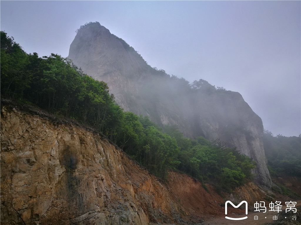 箬坳岭古道,一溪分永乐,剑岩分两村,深岙桃源地,重嶂幽寂中!