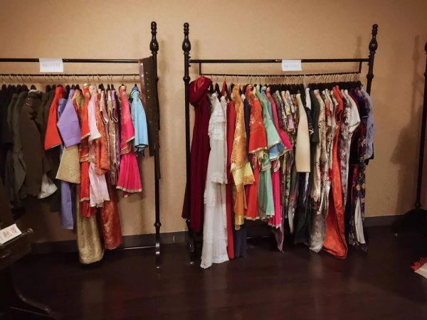 哪里有租衣服 wKgBZ1laOtKATx3qAAMIQAbrXSs39.jpeg?imageView2%2F2%2Fw%2F600%2Fq%2F90%7CimageMogr2%2Fstrip%2Fquality%2F90