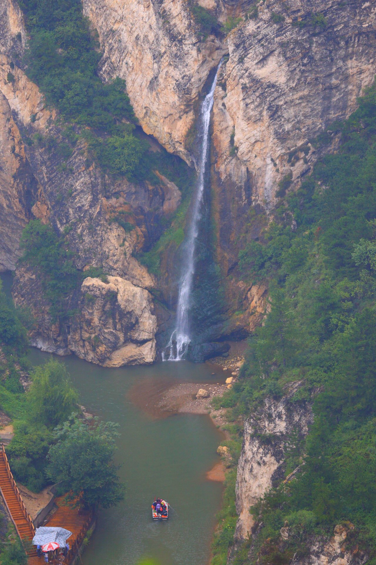 每缝百姓求雨必有恩泽,十分灵验,故对此峡谷命名为"龙潭大峡谷"