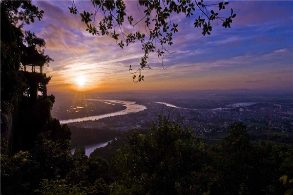 一 老八景,新八景闻名遐迩 有"桂林山水甲天下,西山风景秀南天"的美誉