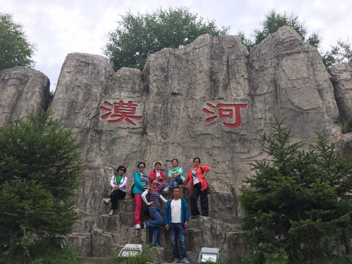汇合后,开车前往九曲十八弯自然风景区,穿越原始森林,赏大兴安岭典型树种白桦林,进入阿木尔大河自然风景区,一路沿着中俄边境进入祖国最北点,卡伦小镇,乌苏里浅滩,思索湖,黑桦林,随后进入黑龙江第一湾自然风景区,登山888步眺望40公里边境自然形成一个欧米伽大湾,晚上驱车北红村,入住北红村特色农家院,双人标间,独卫独浴,洗澡OK,WiFiOK 第二天;清早起来后我们可以自由散步在这个淳朴乡村中,感受这里清晨的阳光洒在身上暖意,漫步在中俄边境上,层层薄雾围绕在山间,仿佛走进仙境一般。自由休闲散步后我们回到宾馆吃早
