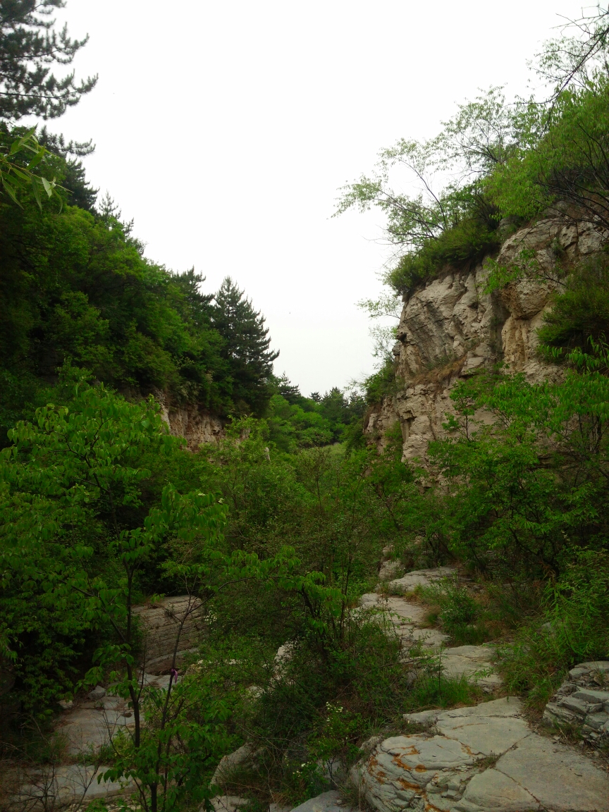 徒步龙角山峡谷
