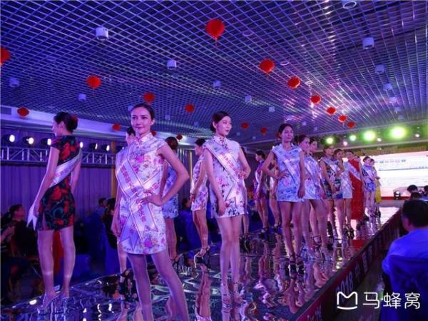 旅游自媒体大咖 wKgBEFrbAQaAMOQTAAFDch73O0M03.jpeg?imageView2%2F2%2Fw%2F600%2Fh%2F600%2Fq%2F90