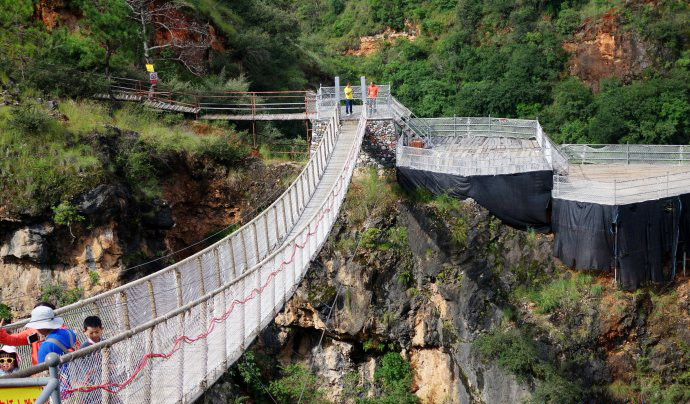 土八碗→丽江→三股水景区→纳西土鸡火锅→赠纳西篝火晚会→入住丽江