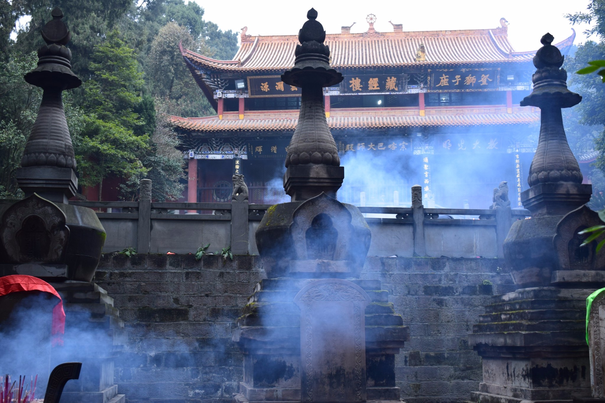 距成都37公里.石经寺始建于东汉末年(220年)前后.清乾隆.