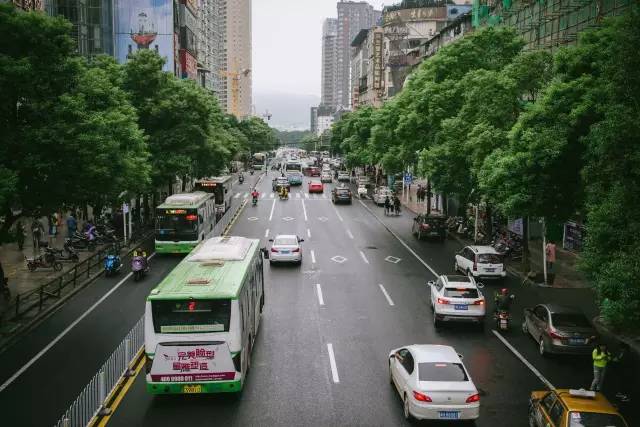 沿着太平街走到尽头,这里便是长沙最知名的解放西路.