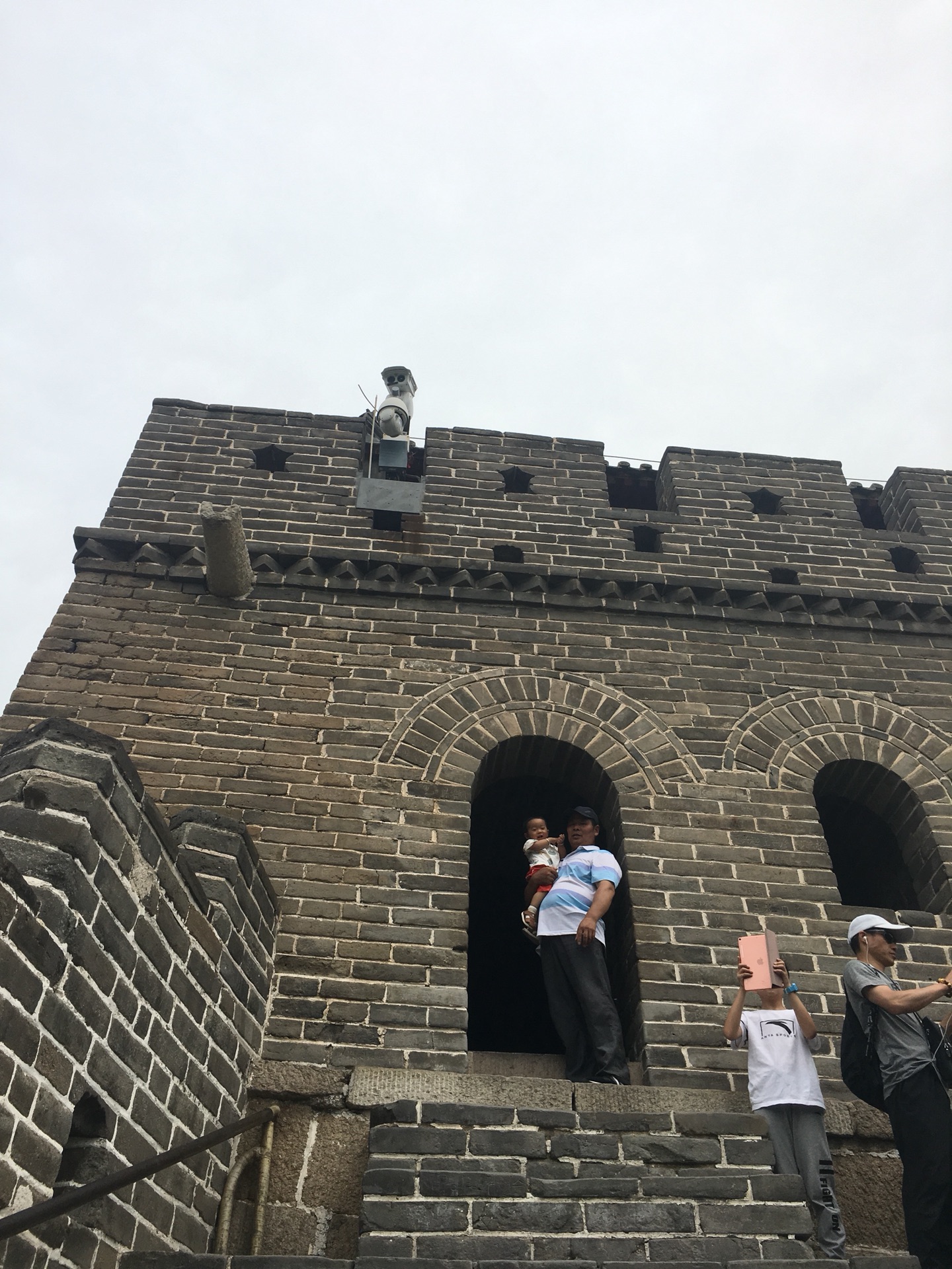 梦回故土，与母共语于古老坟墓旁的神秘足迹