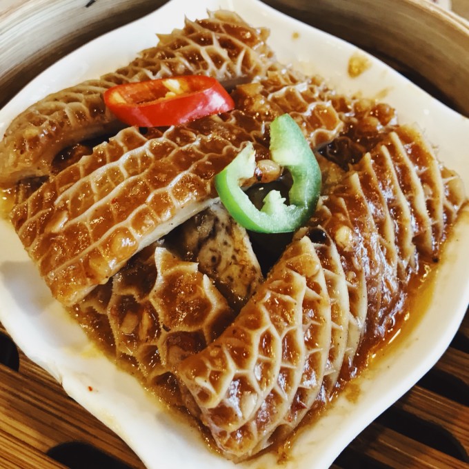 长隆野生动物园: --> 随身携带防蚊液,蚊虫较多。 进了动物园门后租推车,押金200,100一天,很厚实的推车,不过不推荐三轮的!!!实践证明三轮的不好推,尤其不好转弯。租之前试试好不好使哈! --> 开放时间:早上9:30-18:00 进园区以后记得领取一份地图!当天表演时间在入口处公布。记得拍照!!我们选择的是北门进入。 由于春节元宵过后人很少,我们选择先乘小火车游览行车线路(人多的时候全程40分钟,我们这次大概全程只用了15分钟,一家三口可以坐最后一排,靠右边动物多可拍照。如选择自驾游