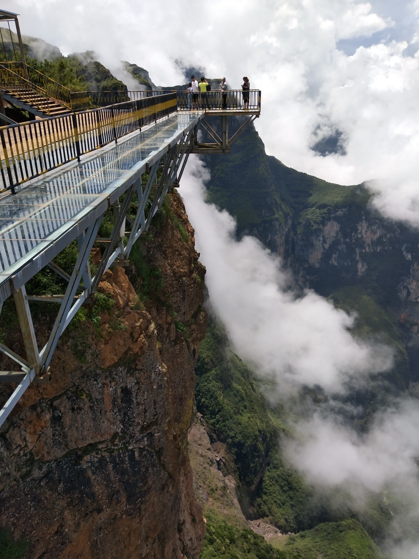 昭通大山包 鸡公山大峡谷 中国翼装飞行训练玻璃栈道