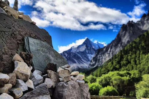 亚丁稻城旅游攻略怎么去 wKgBEFrNzTuASRwDAAFThrowShg53.jpeg?imageView2%2F2%2Fw%2F600%2Fq%2F90%7CimageMogr2%2Fstrip%2Fquality%2F90