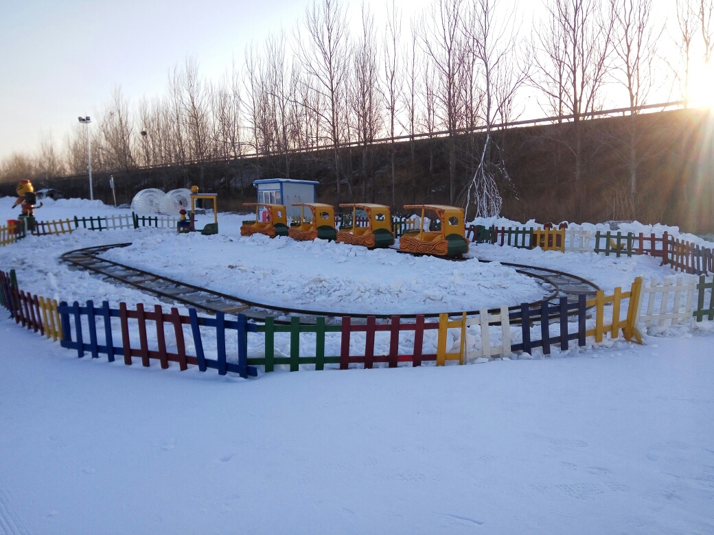 2,高尔夫冰雪大世界 滑雪场简介与地址 3,丹东淮扬冰雪大世界 滑雪场