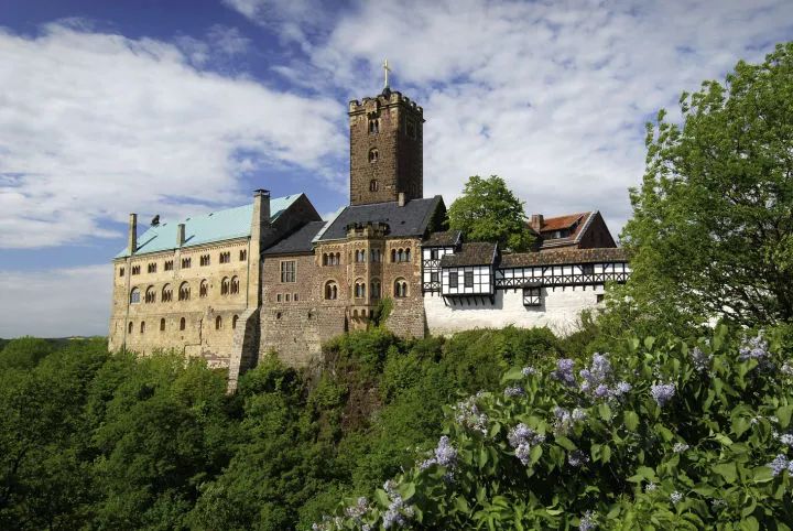 wartburg                      位于德国地图中央的瓦尔特城堡尽管