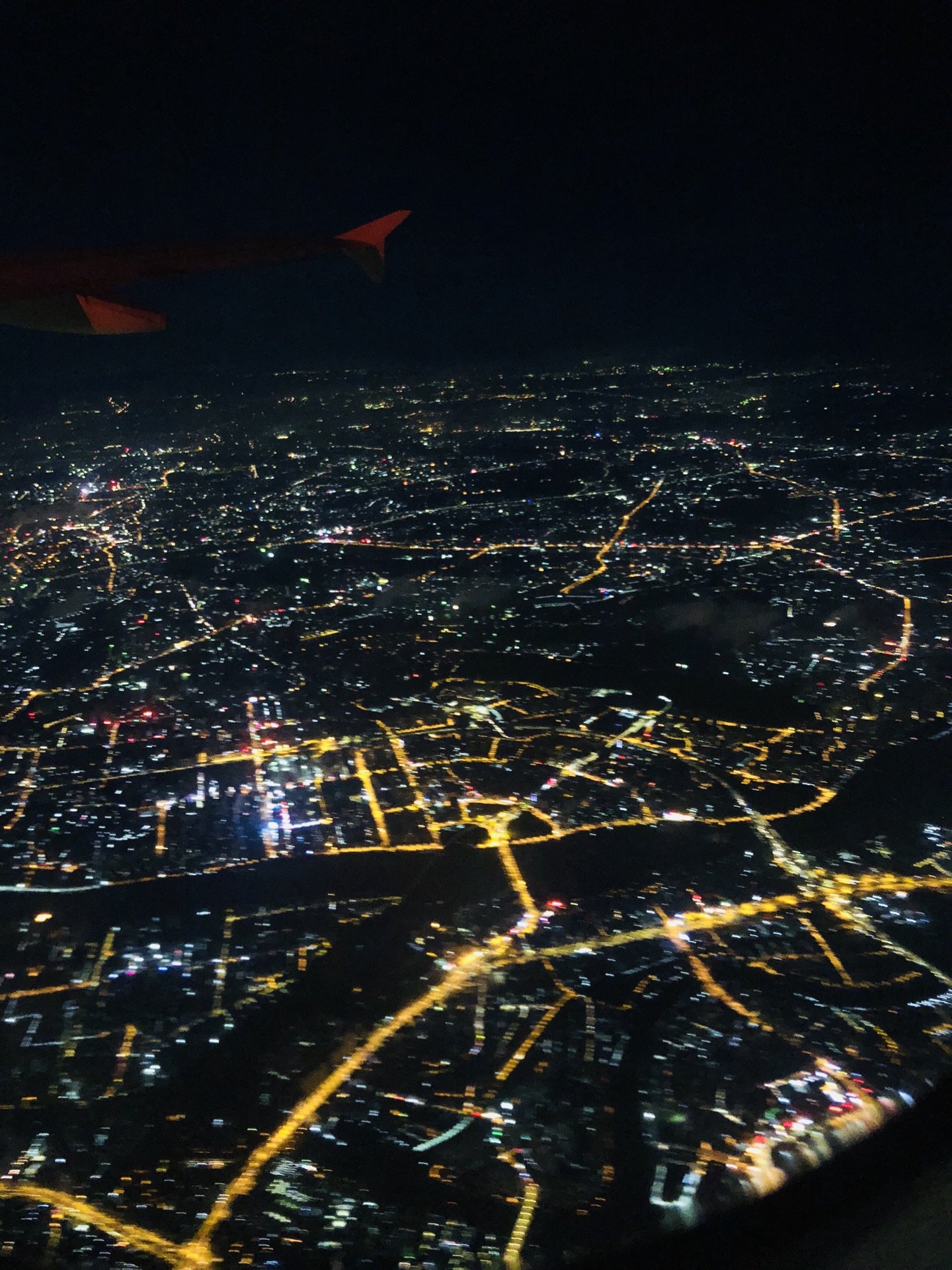 飞机上拍的,不知道这是哪个城市的夜景