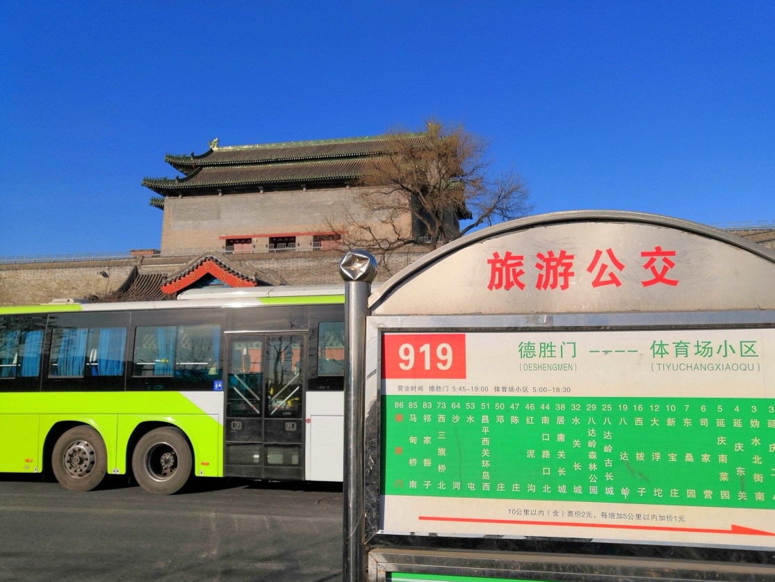 去八达岭的旅游专线公交车好像部分旺季和淡季,上午是