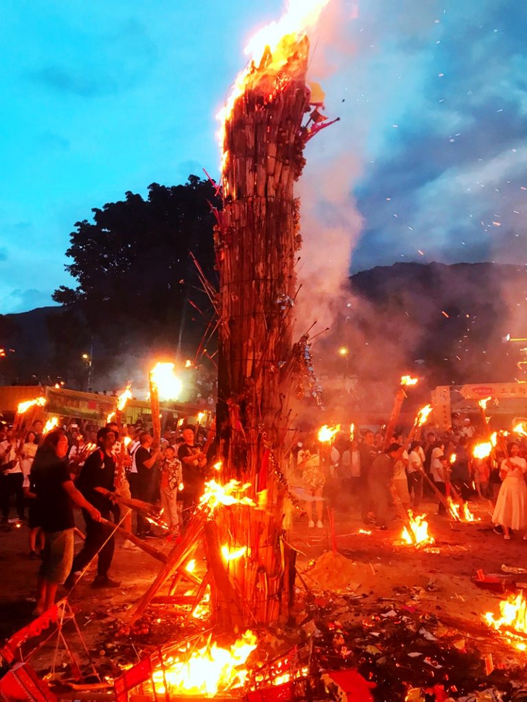 体验人:大理三月街火把节,火人,火舞,火气冲天的全城热恋!