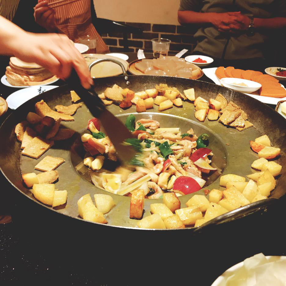 织金烙锅绝对是当地人的小吃重头戏,烙锅对织金好比火锅对重庆.