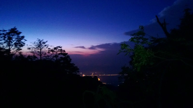 凌晨五点东边天际已经微亮.景色很美丽.