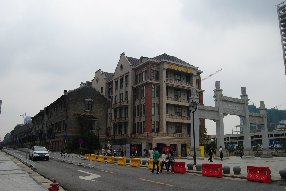 汉街,现代建筑和欧式建筑穿插在民国风格的建筑中