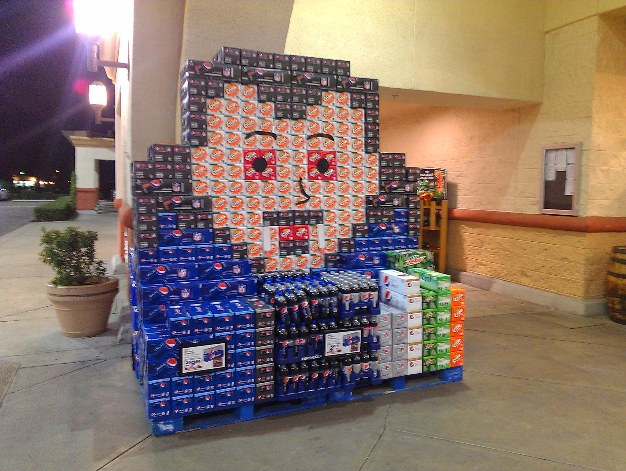 超市前有创意的饮料呈列. 12罐装的饮料长型包装堆叠出有趣的图形.