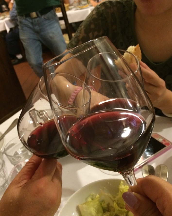 桌上放有葡萄酒,按照你饮用的量来结账,我们三人喝了一些,没付多少钱