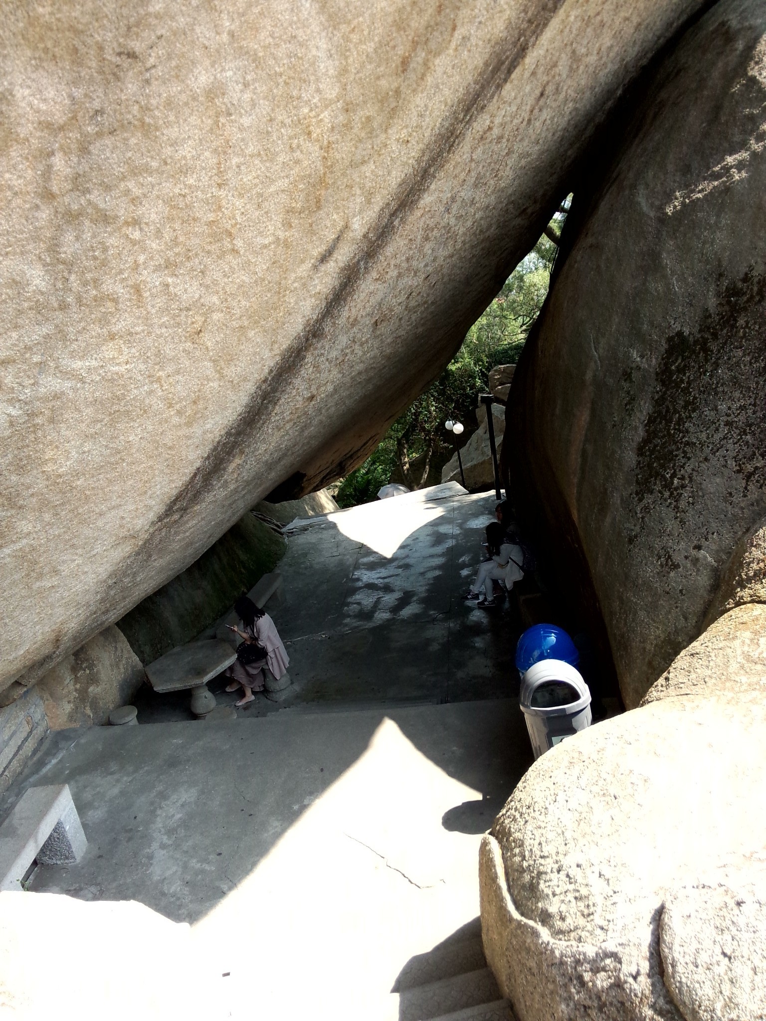 经古避暑洞上行即达日光岩,上日光岩有好几条路,我都一一走了