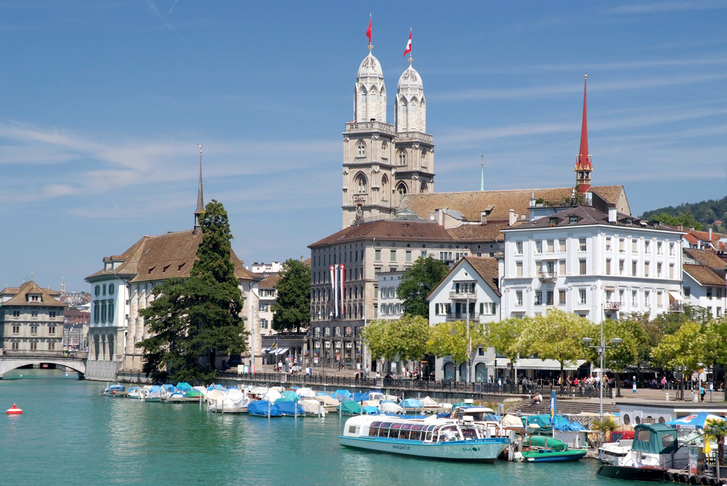 苏黎世位于欧洲心脏地带,背靠阿尔卑斯山,是瑞士最大的城市