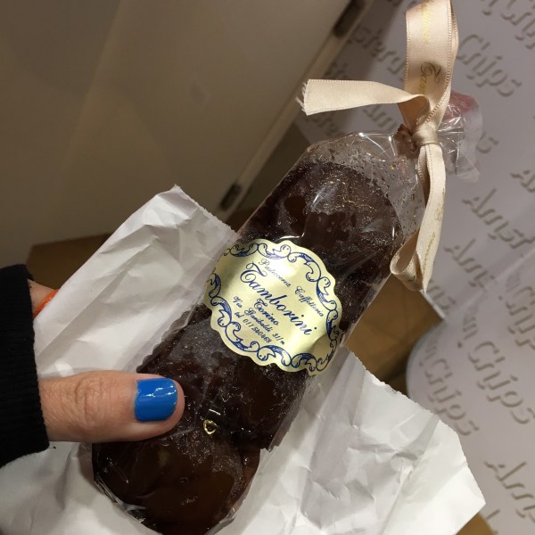 在欧洲设计学院上课的时候,艺术历史学的教授说:其实意大利最具艺术气息和发展的城市不是米兰,是都灵。 10月中旬,搬到米兰刚好一周,终于调对了时差,社交却还不见起色。 某个晚上12点过,室友出门还没回来,赵芮刚好评论了我的说说。异想天开瑟瑟发抖地在阳台上给她打了个电话。 没想到一聊就是将近两个小时,也确定了11月的第一个周末一起去都灵玩的行程。 赵芮现在在热那亚学习,把热那亚和米兰连成一条直线,都灵刚好在中间。 我穿了一件over size 的黑白格纹呢大衣,一双蓝色的平底尖头皮靴,拖一支银色的20寸行李