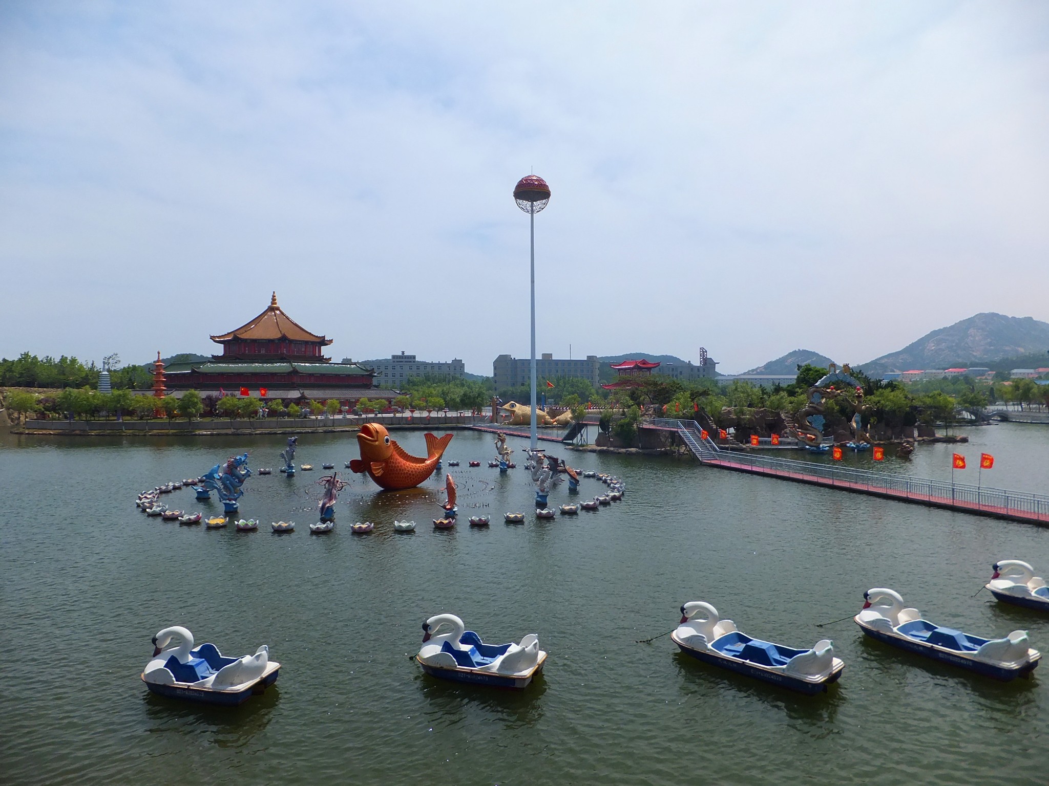 隆霞湖风景区        