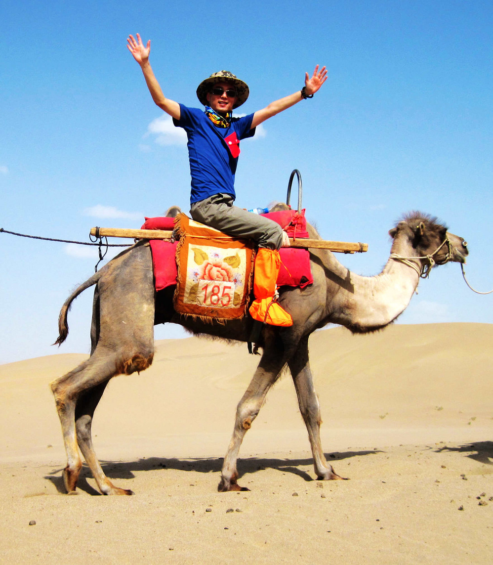 这骆驼太瘦了,估计每天没少被剥削,营养不良啊,还要驮着人辛苦跋涉