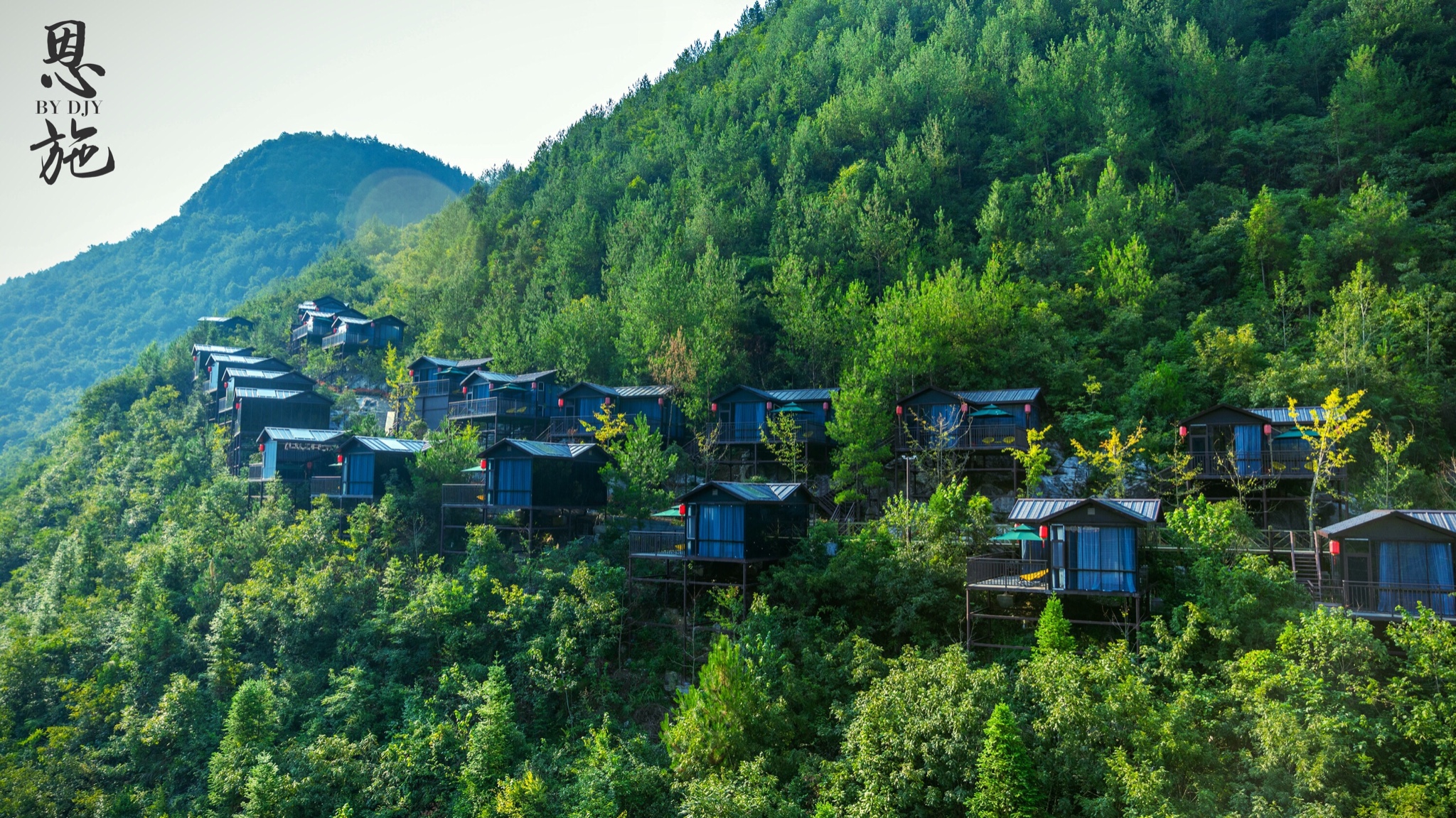 恩施 地心谷·崖舍酒店坐落于垂直高度356米的悬崖峭壁之上,三面环峡