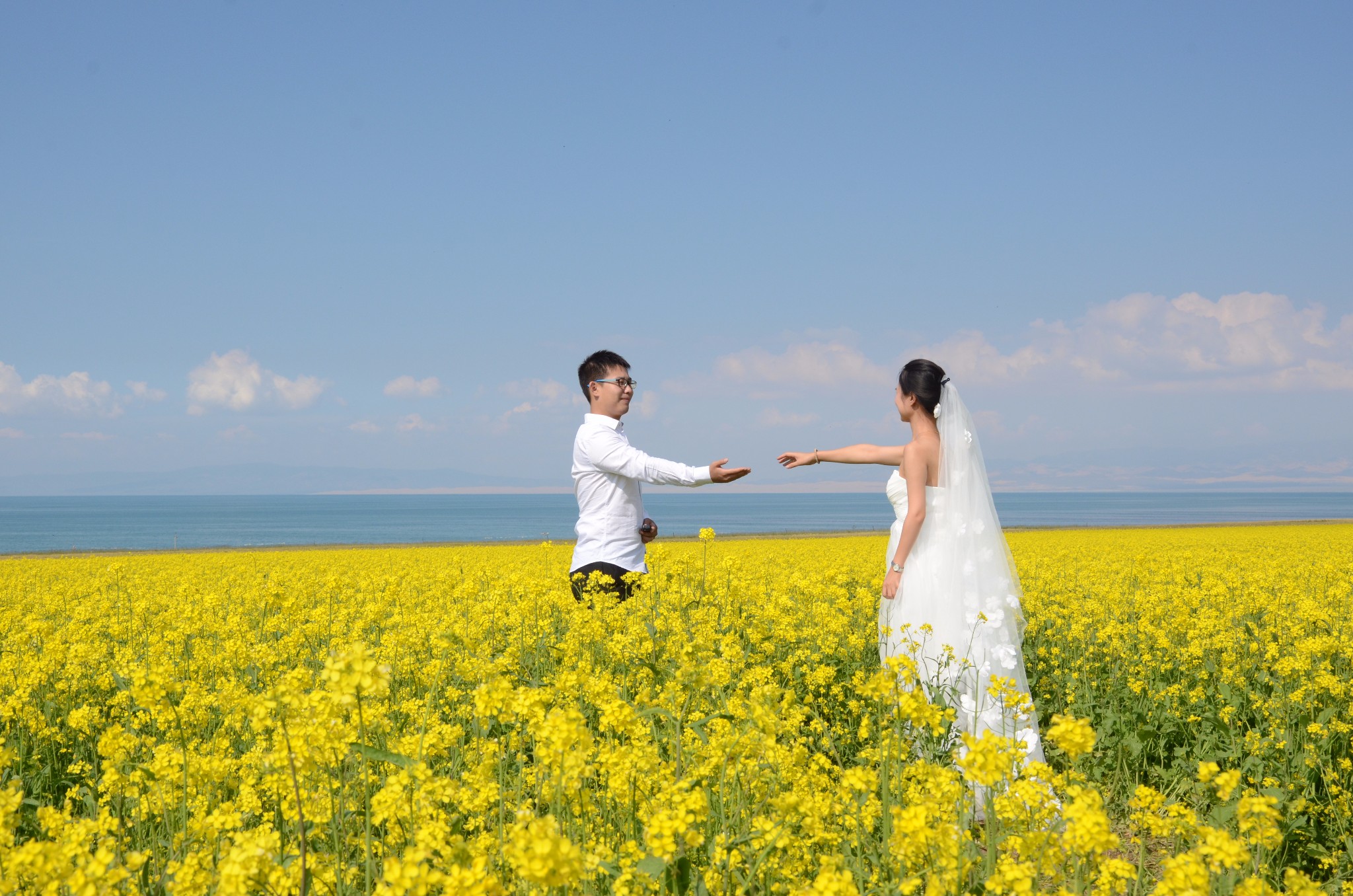 草地湖边婚纱照_湖边婚纱照(2)