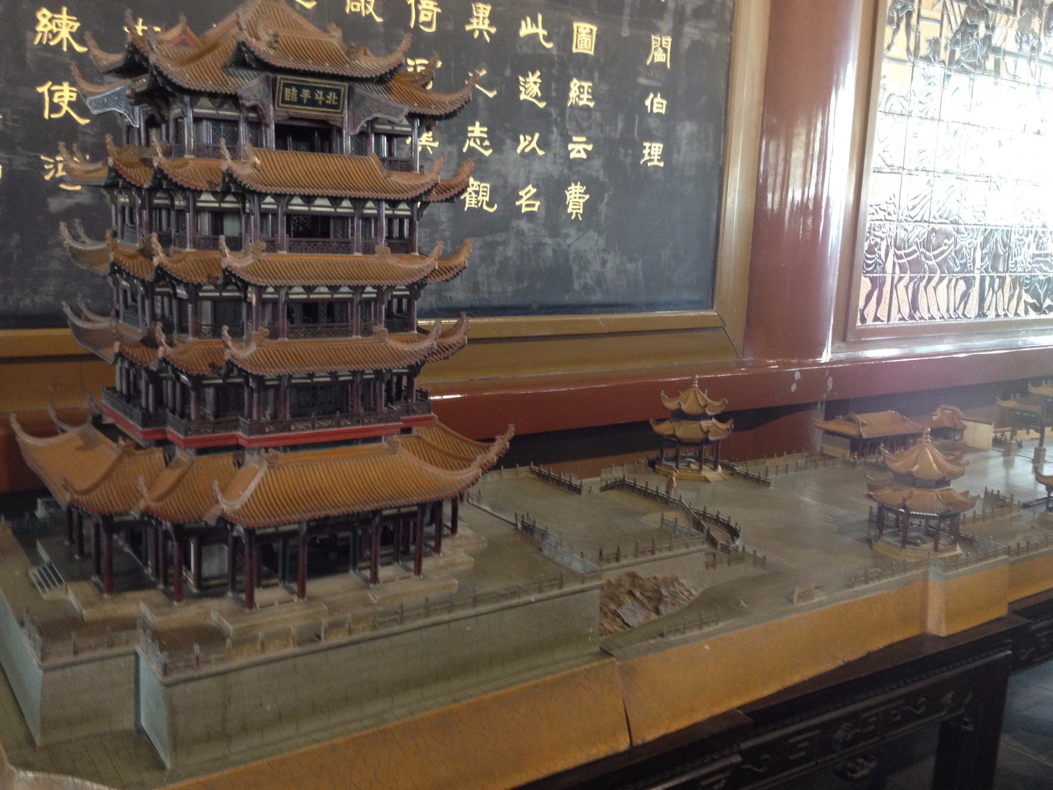 黄鹤楼三楼大厅壁画上,刻有岳飞披载盔甲,腰悬宝剑,左手扶剑鞘,右手欲