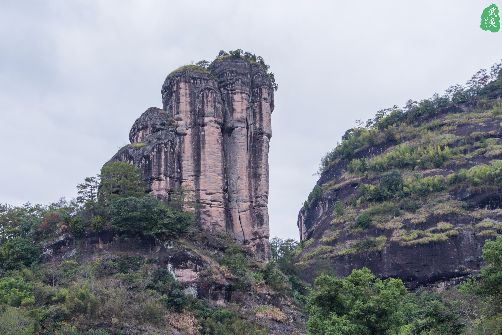 整个武夷山风景区的中心,面积约4平方公里,主要景点包括御茶园,天柱峰