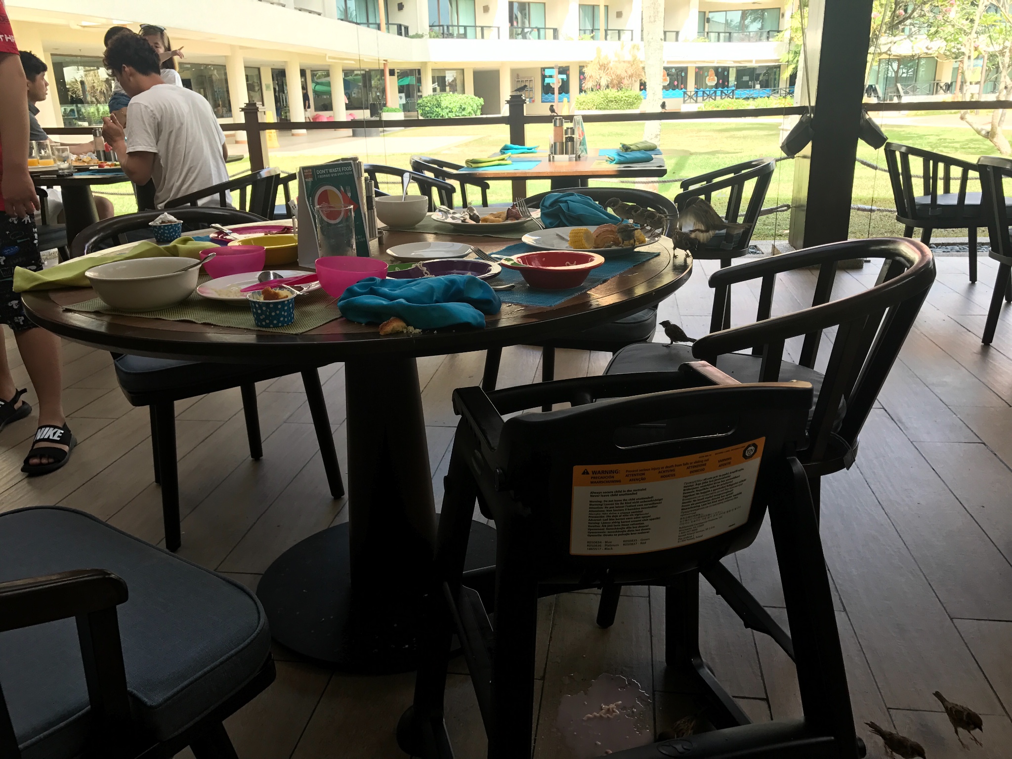 一群老板桌子下有人口_简笔画桌子上面有什么(2)