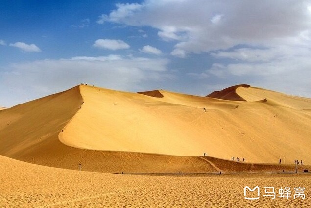 鸣沙山,这里沙山与泉水共处,因沙动有声而得名,古称"沙角山","神沙山"