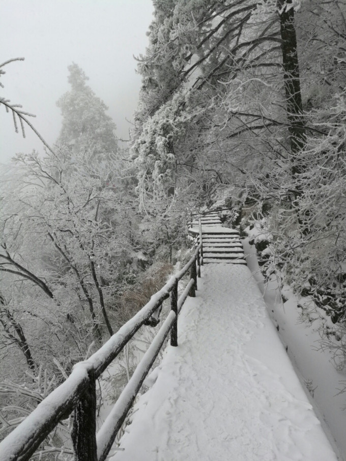 哪里大雪封路了 wKgBEFpvFNmAD-MVAA0rLC0QJEI71.jpeg?imageView2%2F2%2Fw%2F680%2Fq%2F90%7CimageMogr2%2Fstrip%2Fquality%2F90