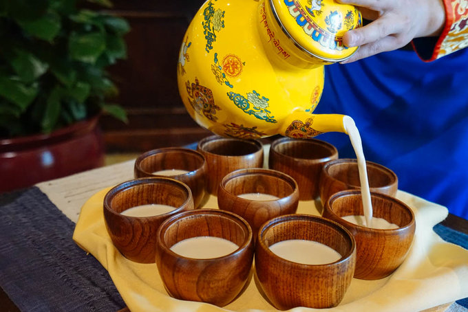 西藏的酥油茶有两种,一种是酥油茶,喝起来是咸的,这个用酥油,牛奶