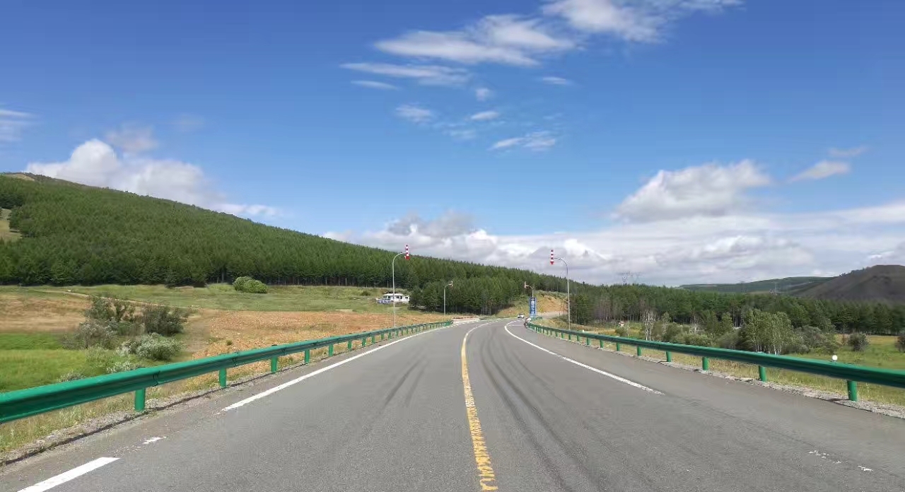 阳光下的草原,明绿反光;乌云下的草原,暗绿厚实;偶有黄色相配,绿色又