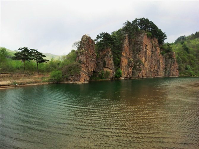 【景区介绍】           花脖山风景名胜区位于辽宁省东部边陲的宽甸