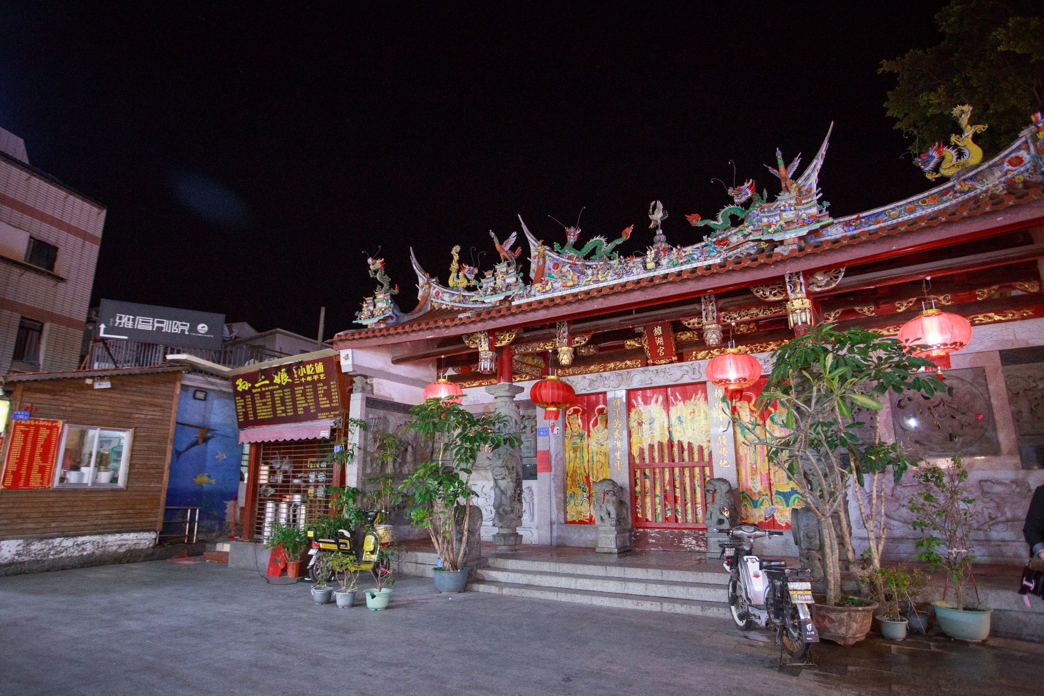 因为是晚上才来,拥湖宫已经关门,和小伙伴准备在街上逛逛看有什么好吃