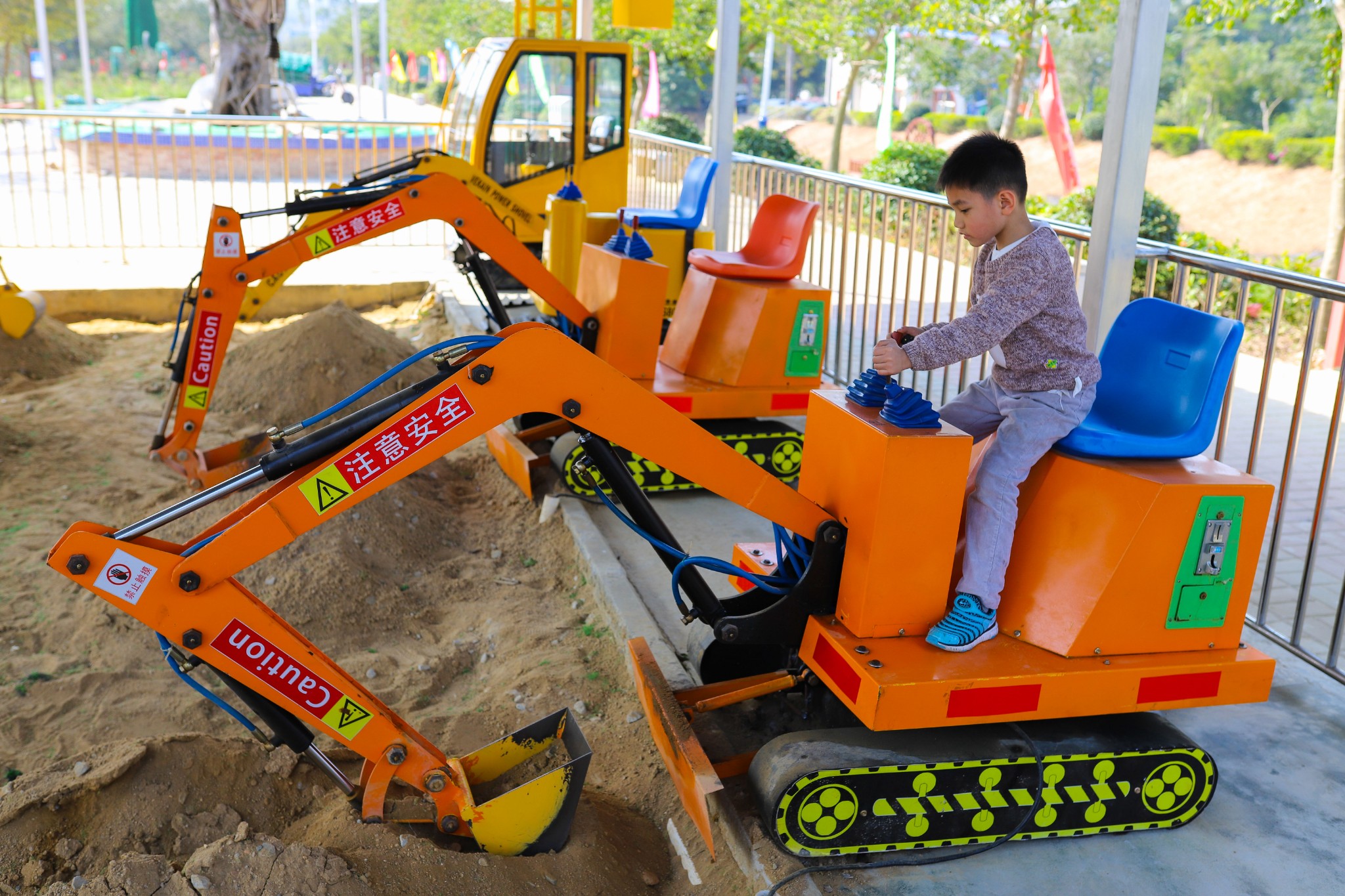 盒、激战鲨鱼岛、小型海盗船、儿童挖掘机等趣味横生的机动游戏可以玩。 每个小男孩都有一个挖掘机的梦，