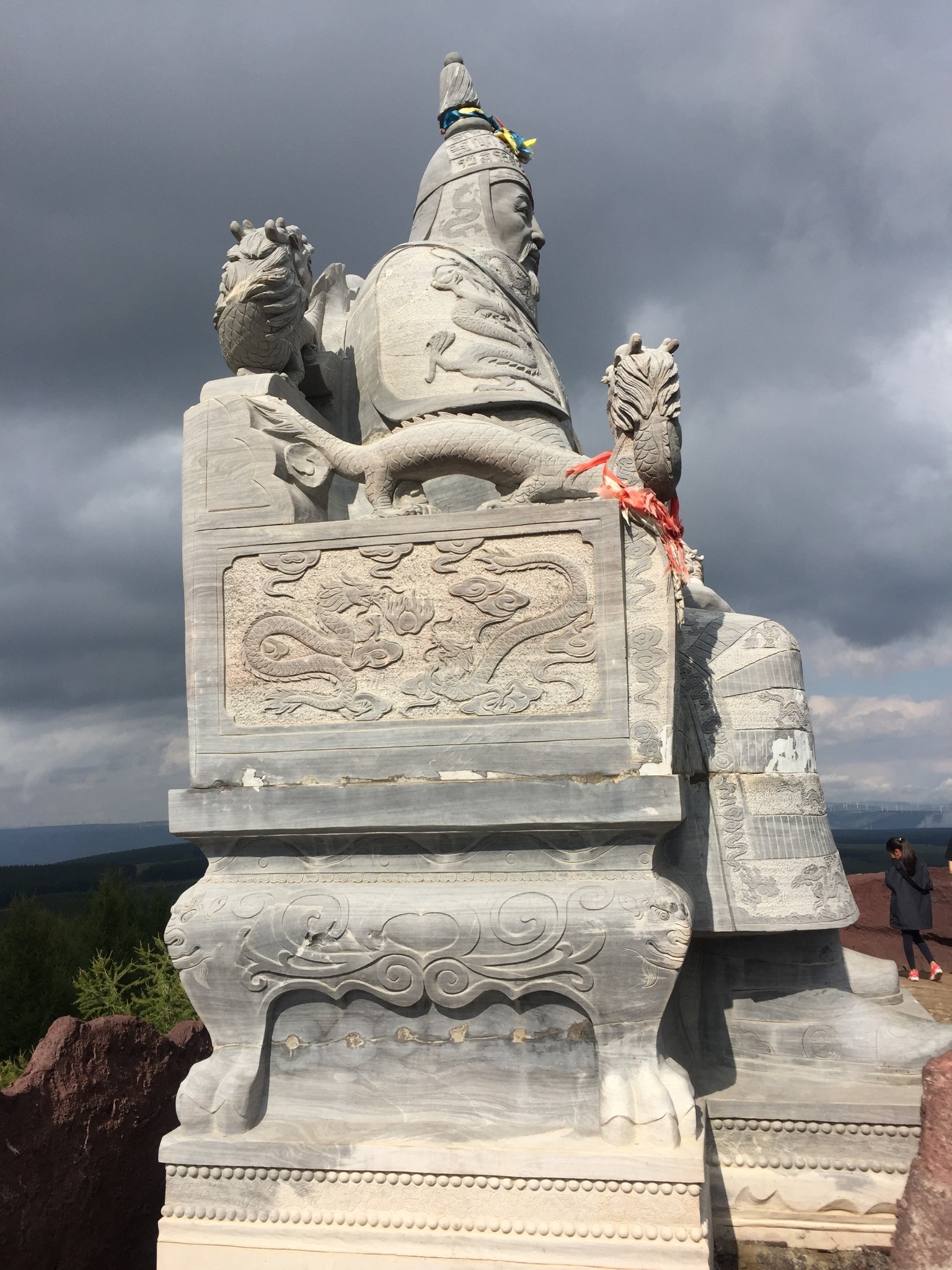 位于森林公园阴河景区,为一孤立巨岩,形如卧虎,顶部是狭长平台,周围