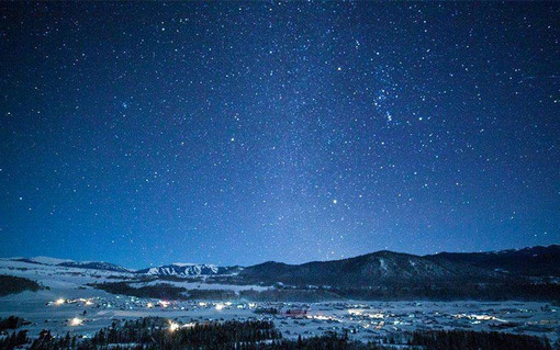 即使夜晚非常冷,但也建议不容错过,可寻一处开阔处拍摄禾木夜晚星空