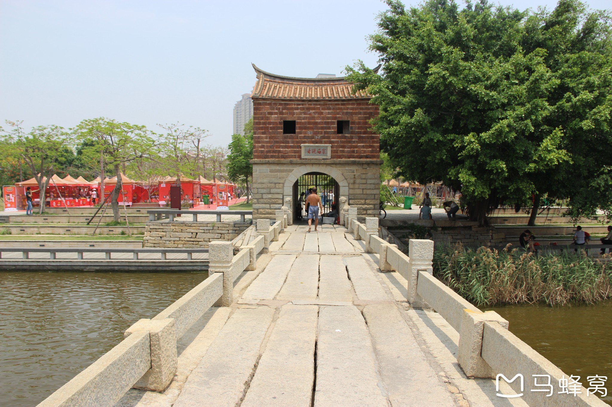 位于中国福建省晋江安海镇和南安水头镇之间的海湾上.