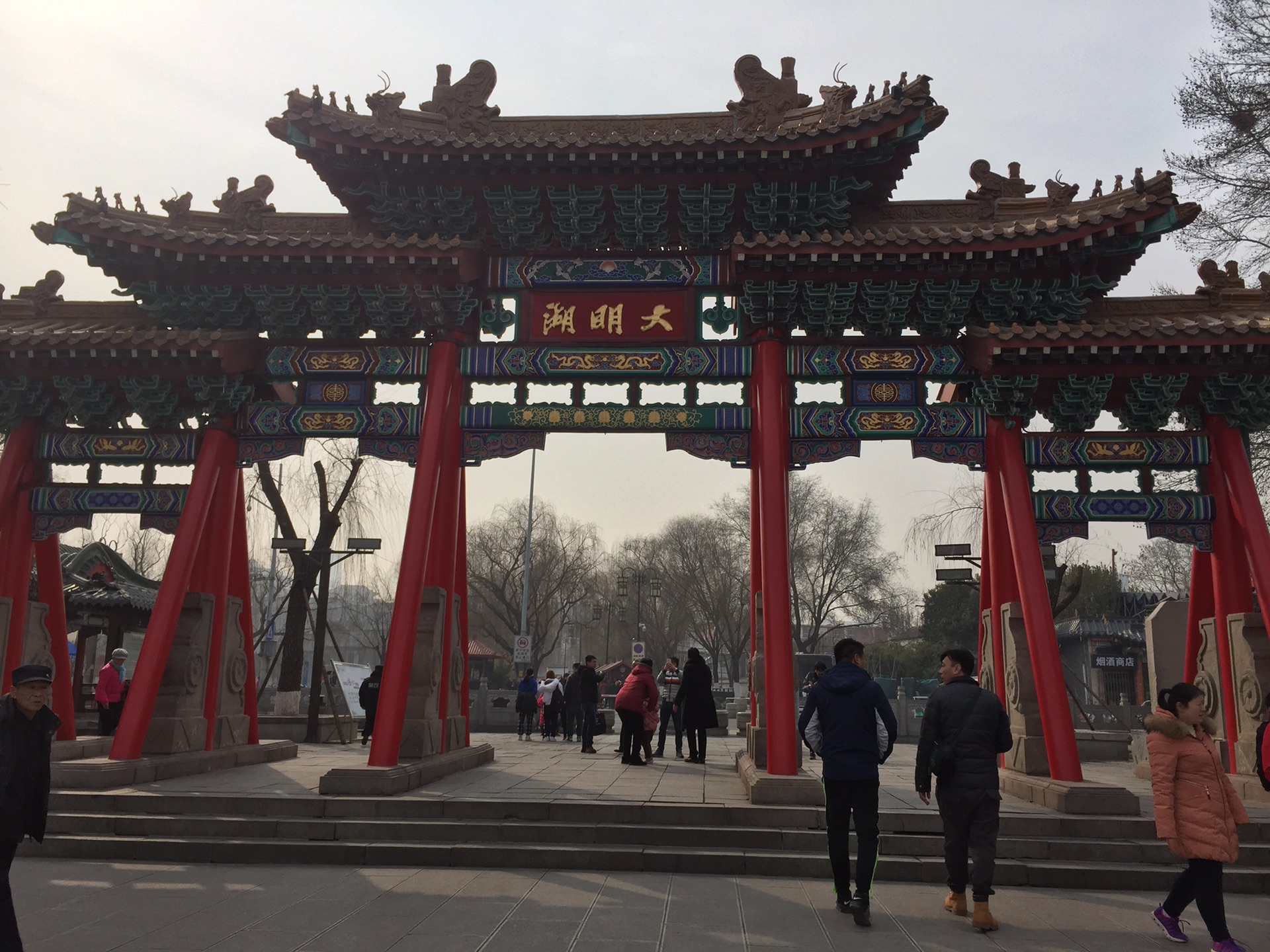 出站后坐公交车到了第一站大明湖,这是