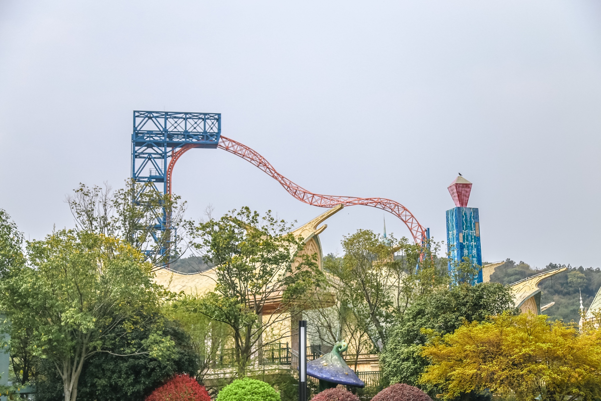 更为特别的是,只要你看对了角度,你就会发现,这个过山车很像爱心