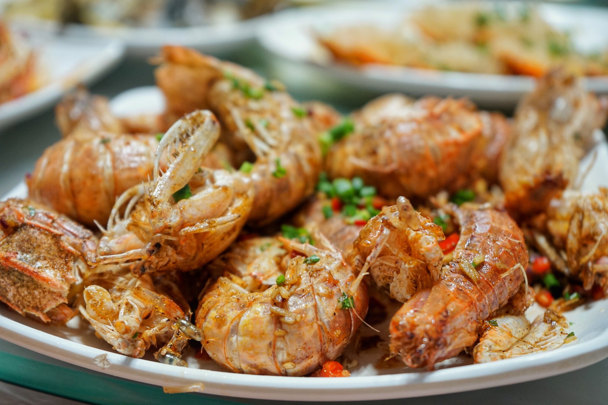 香辣红花蟹:红花蟹是蟹中的"颜值担当",花纹花,其肉质鲜甜,肉量饱满